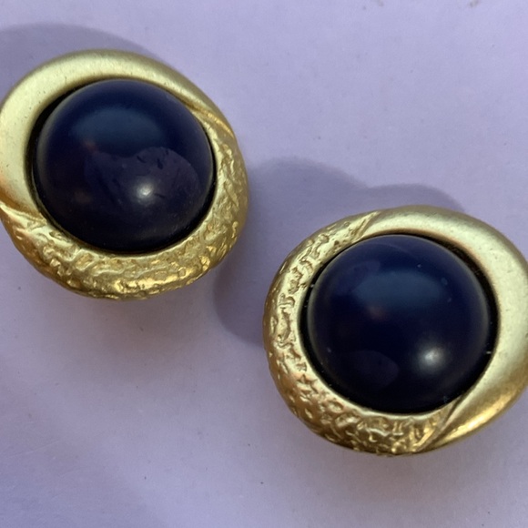 Vintage clip on style earrings - Picture 3 of 4